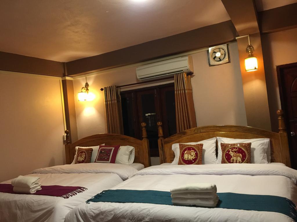 Happy River View Hotel Vang Vieng Exteriör bild