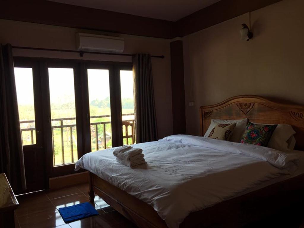 Happy River View Hotel Vang Vieng Exteriör bild