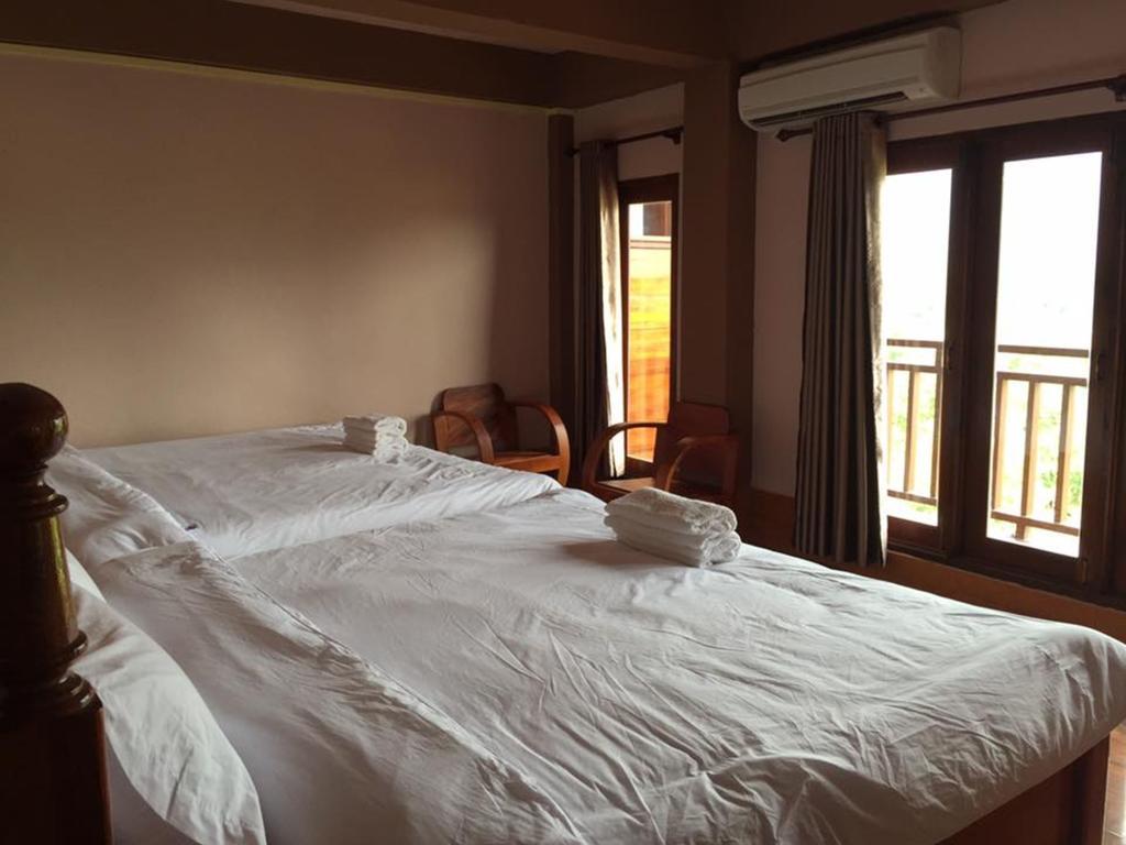 Happy River View Hotel Vang Vieng Exteriör bild