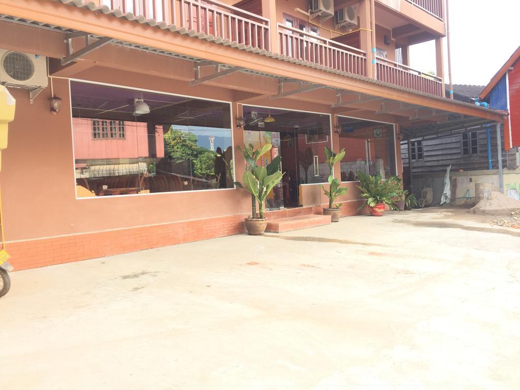 Happy River View Hotel Vang Vieng Exteriör bild
